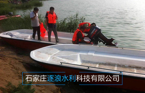 旅游景區采購沖鋒舟,正在安裝船用傳動機